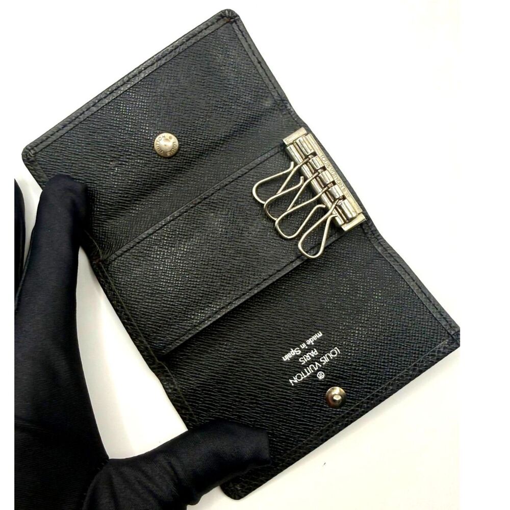 Louis Vuitton Vintage Taiga 4 Key Holder Black Leather Silver Hardware Authentic